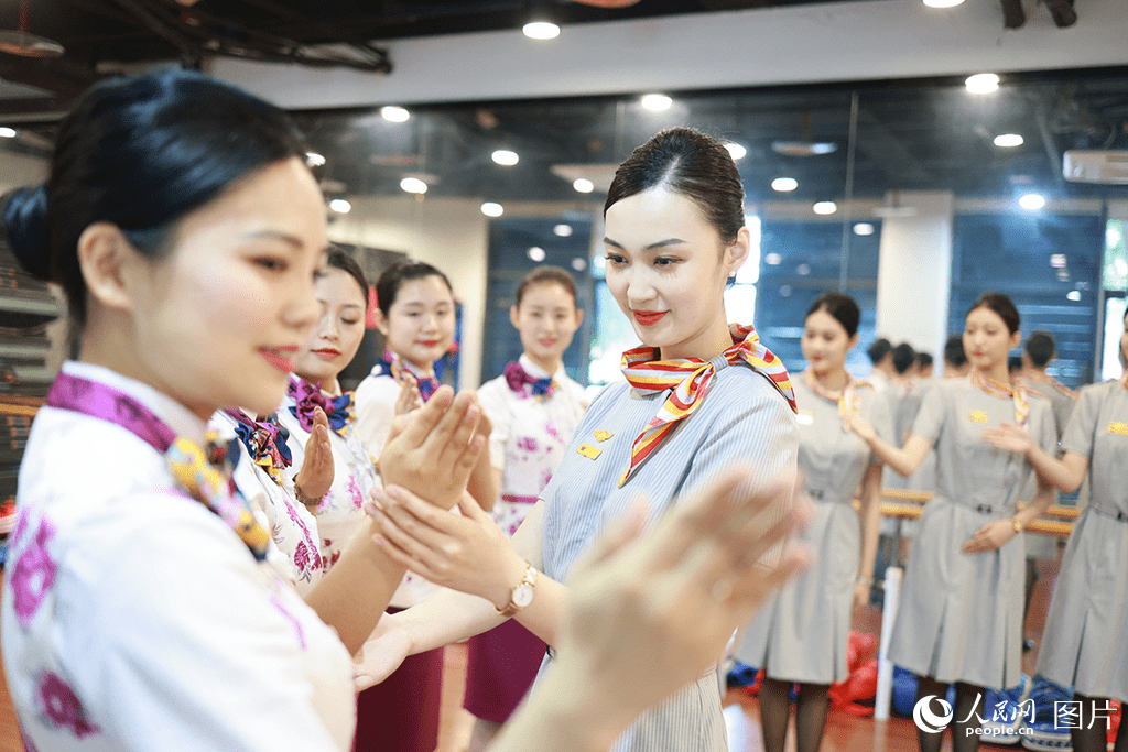 重慶:"空姐""動姐" 攜手開展服務禮儀培訓備戰(zhàn)暑運_頻道_表述_方面